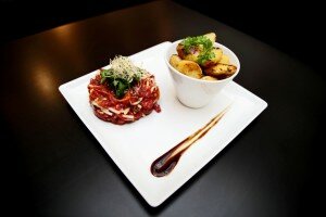 ©-Le-Dôme-du-Marais-Tartare-de-boeuf-bio-au-couteau-façon-Loc-Lac